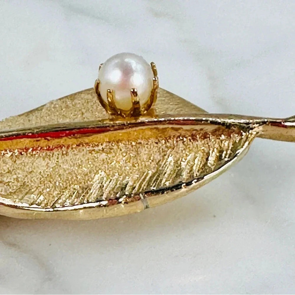 Vintage Leaf Brooches 2 Pins Monet Kramer Signed Gold Tone Pearl - Picture 6 of 11